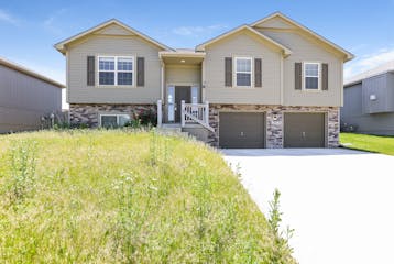 1405 NW High View Dr Grain Valley, MO 64029